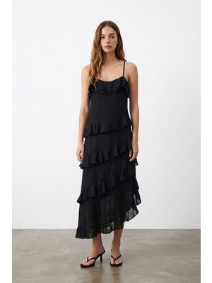 Quzu Çapraz Askılı Katlı Midi Elbise Siyah