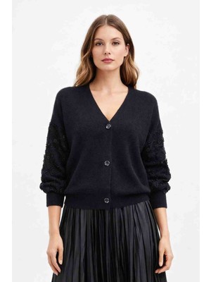 İtalyan Siyah V Yaka Düğmeli Triko Hırka – Boncuk Işlemeli Kol Detaylı Kadın Hırka