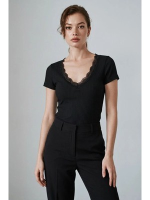 Madmext Siyah V Yaka Dantel Detaylı Fitilli Kadın Tişört MG2705