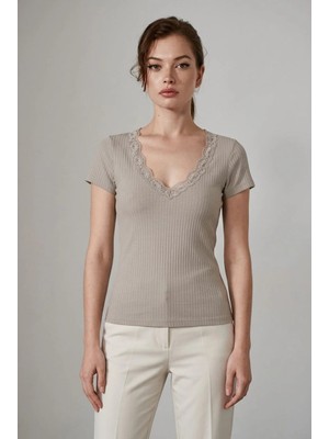 Madmext Bej V Yaka Dantel Detaylı Fitilli Kadın Tişört MG2705