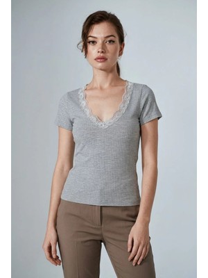 Madmext Gri V Yaka Dantel Detaylı Fitilli Kadın Tişört MG2705