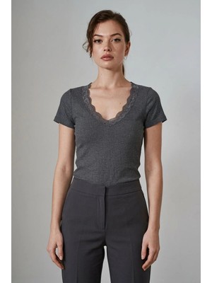 Madmext Antrasit V Yaka Dantel Detaylı Fitilli Kadın Tişört MG2705