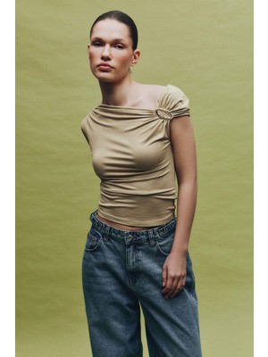 DeFacto Slim Fit Kayık Yaka Toka Detaylı Tişört H1586AX26SM