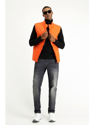 Kiğılı Dik Yaka Cepli Fermuarlı Kapitone Spor Yelek