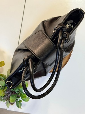 Furmelıa Parıs Siyah Parlak Deri Düğüm Detaylı Kadın El ve Omuz Çantası – Ayarlanabilir Uzun Askılı, Şık ve Modern Günlük Kullanım Kadın Çanta Modeli