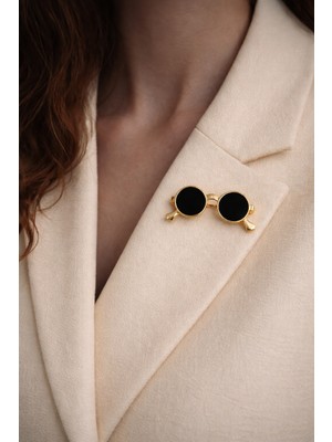 Herşey Nota Siyah Gözlük Tasarımlı Broş – Altın Renk Metal Yaka Aksesuarı