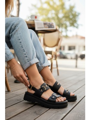 Enoch Kadın Gold Toka Detaylı Pencereli Bantlı Kalın Taban Sandalet