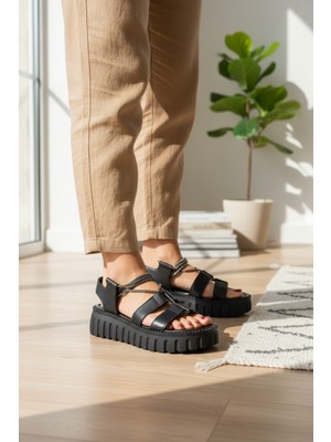 Enoch Kadın Işıltılı Zincir Detaylı Çoklu Bantlı Kalın Taban Sandalet