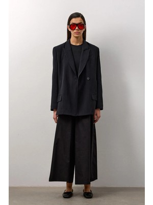 Molene Siyah Yırtmaç Detaylı Kapak Cepli Blazer Ceket