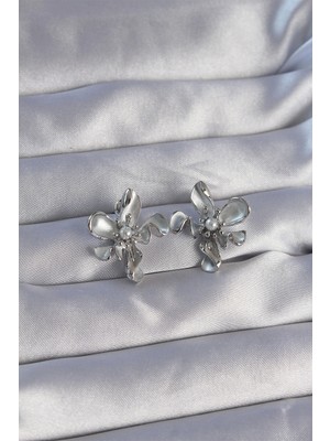 Bazarhane Pirinç Gümüş Renk Inci Detay Çiçek Tasarımlı Küpe