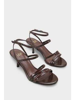 LOJO Kadın oval Burunlu Çift Bantlı Kemer Tokalı Topuklu Günlük Sandalet Auros Kahve