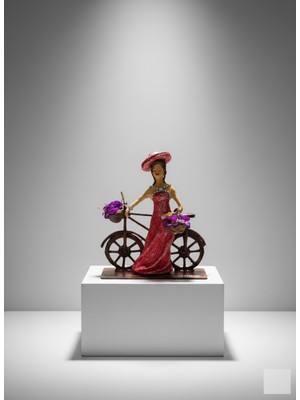 Labari Geri Dönüşüm Bisikletli Kadın Figürü 30 cm