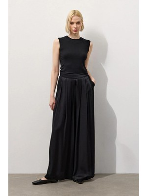 Molene Siyah Ön Pileli Dökümlü Bol Paça Pantolon