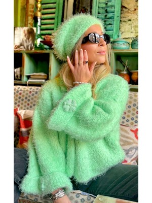 ORGANICMIRA El Örgüsü Yonca Detaylı Yeşil Peluş Hırka ve Ressam Bere Takımı - St. Patrick's Day Özel Tasarım