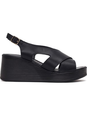 Derimod Kadın Siyah Bilekten Tokalı Dolgu Topuklu Deri Sandalet 26SFD181518