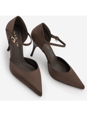 Marjin Kadın Stiletto Sivri Burun Bilekten Bantlı Ince Topuklu Ayakkabı Peltun Kahve Saten