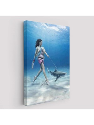 Beta Moda Hub Su Altında Köpek Balığı Gezdiren Kadın Tablosu-