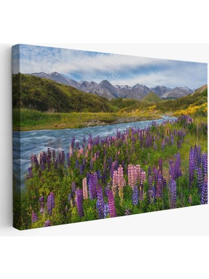 Beta Moda Hub Nehir Dağ ve Mor Acı Bakla Çiçekleri Manzarası Duvar Tablosu-