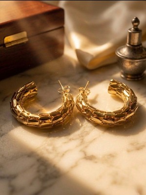 Meneva Aksesuar Premium Dokulu Vintage Altın Gold Renk Paslanmaz Çelik Yarım Halka Küpe