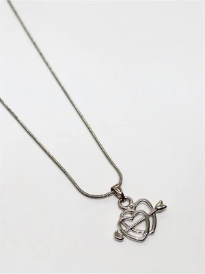 Euromoda Kalbe Atılmış Ok Tasarımlı Gümüş Renkli Kolye