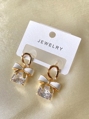 IRONMOON Altın Renk Zirkon Taşlı Hediye Paketi Görünümlü Çivili Kadın Küpe