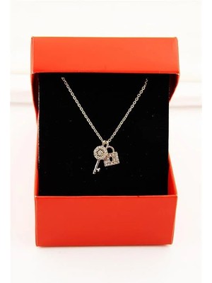 Euromoda Kutulu Kilit Anahtar Tasarımlı Zirkon Taşlı Kolye