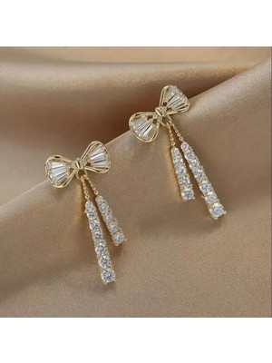 Genel Zirkon Taşlı Fiyonk Küpe - Şık, Işıltılı ve Zarif Tasarım, Özel Günler Için Mükemmel Aksesuar