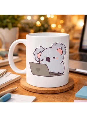 Laptoplu Koala Desenli Porselen Kupa Model 111 – Sevimli Ofis Kupası , Çalışanlara Özel Tatlı Hediye
