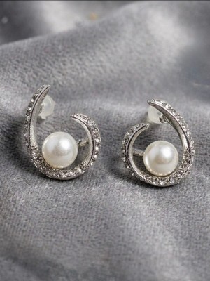 Meneva Aksesuar Sarmal Işıltı Taşlı ve Inci Detaylı Modern Gümüş Silver Renk Küpe