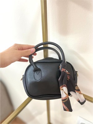 Zemihra Kadın Mini El & Omuz Çantası – Altın Detaylı, Fular Aksesuarlı Makyaj Çantası