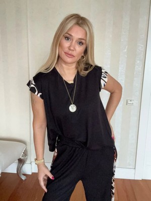 Amara Boutique Kadın Yarasa Kol Dijital Baskı Detay Bluz ve Yanı Şerit Detay Kristal Kumaş Pantolon Ikili Takım