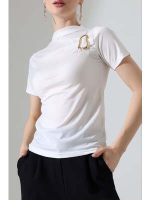 AKD Atelier Kadın T-Shirt Kısa Kollu Gold Toka Detaylı Büzgülü Yarım Balıkçı Yaka Sandy Likralı Şık Bluz