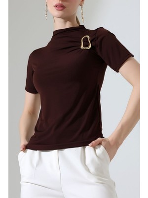 AKD Atelier Kadın T-Shirt Kısa Kollu Gold Toka Detaylı Büzgülü Yarım Balıkçı Yaka Sandy Likralı Şık Bluz