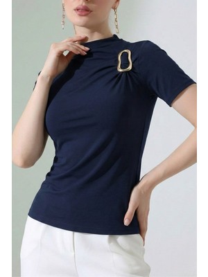 AKD Atelier Kadın T-Shirt Kısa Kollu Gold Toka Detaylı Büzgülü Yarım Balıkçı Yaka Sandy Likralı Şık Bluz