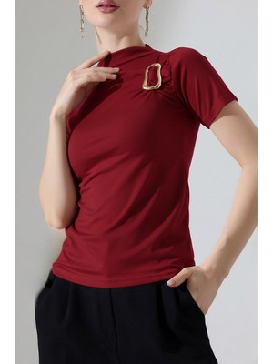 AKD Atelier Kadın T-Shirt Kısa Kollu Gold Toka Detaylı Büzgülü Yarım Balıkçı Yaka Sandy Likralı Şık Bluz