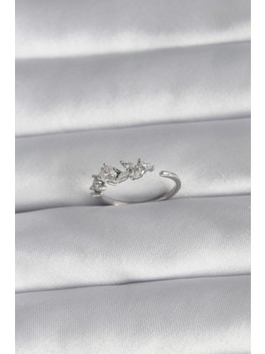 İsmiyle Al Pirinç Gümüş Renk Zirkon Taşlı Çiçek Model Kadın Yüzük