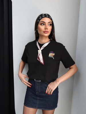 Esra Helvacı Fular Detay Aksesuarlı Tshirt