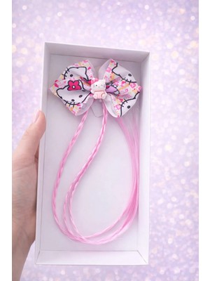 Vitrinmixmini Hello Kitty Figürlü Kız Çocuk Saç Tokası – Açık Pembe Örgü Saçlı Fiyonk Toka-Kutulu