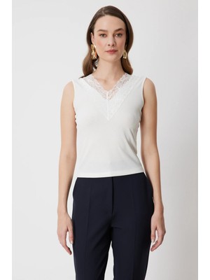 On Triko Dantel Detaylı V Yaka Bluz 71420