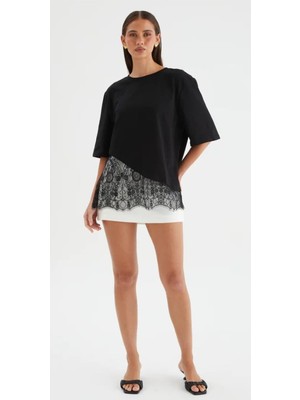 Karsel Kadın Siyah Dantel Detaylı Asimetrik Kesim Overisize T-Shirt