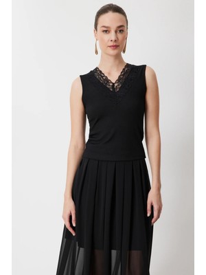 On Triko Dantel Detaylı V Yaka Bluz 71420