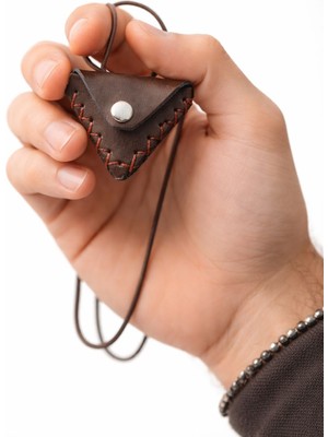 Herşey Nota Kahverengi Deri Muska Cevşen Unisex Kolye – Çıtçıtlı Açılabilen Içi Dolu Kapsül Tasarım