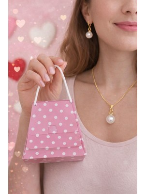 Koni Club Kadın İnci Detaylı Kolye & Küpe Hediye Seti – Özel Pembe Kutulu