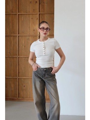 Önü Çıtçıtlı T-Shirt Beyaz