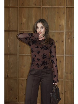 Jakarlı Kolları Transparan Büzgülü Bluz Kahve