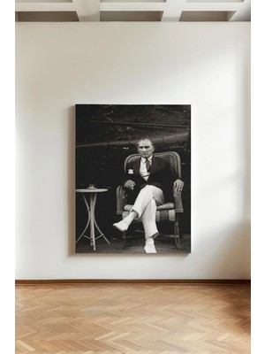 Kanvaspera Mustafa Kemal Atatürk Etkileyici Oturuş - Kanvas Tablo - Siyah Beyaz, Tarihsel, Lider Duvar Dekorasyonu