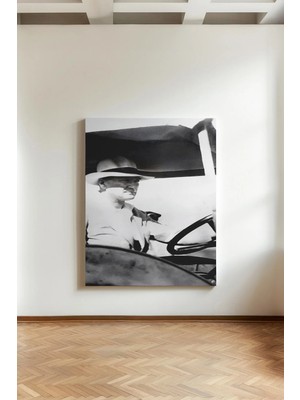 Kanvaspera Araç Kullanırken Atatürk - Kanvas Tablo - Siyah Beyaz, Modernlik ve Özgüven Temalı Duvar Dekorasyonu