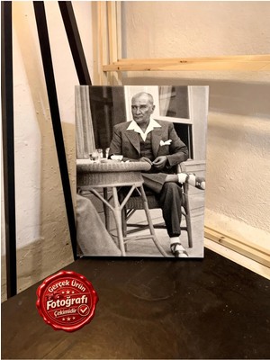 Kanvaspera Mustafa Kemal Atatürk Etkileyici Oturuş - Kanvas Tablo - Siyah Beyaz, Tarihsel, Lider Duvar Dekorasyonu