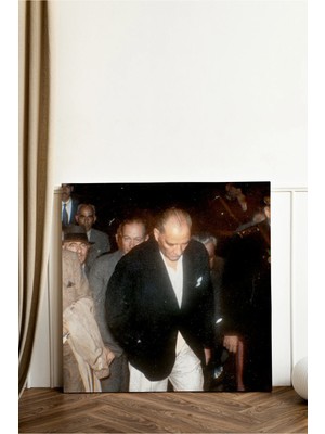 Kanvaspera Mustafa Kemal Atatürk Etkileyici Yürüyüş - Kare Kanvas Tablo - Tarihsel Şahsiyet Duvar Dekorasyonu