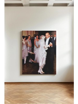 Kanvaspera Mustafa Kemal Atatürk Dans Ediyor - Kanvas Tablo